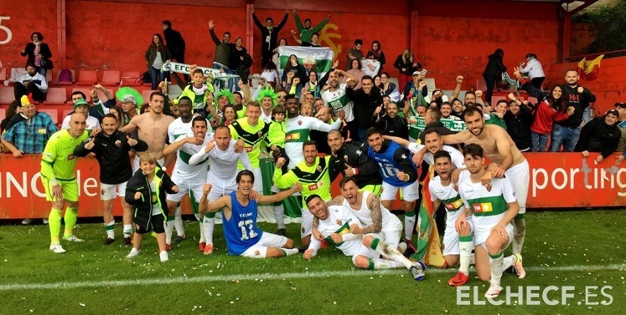 Jugadores y aficionados del Elche celebran en Gijón su clasificación para la final del playoff de ascenso / Sonia Arcos - Elche C.F.